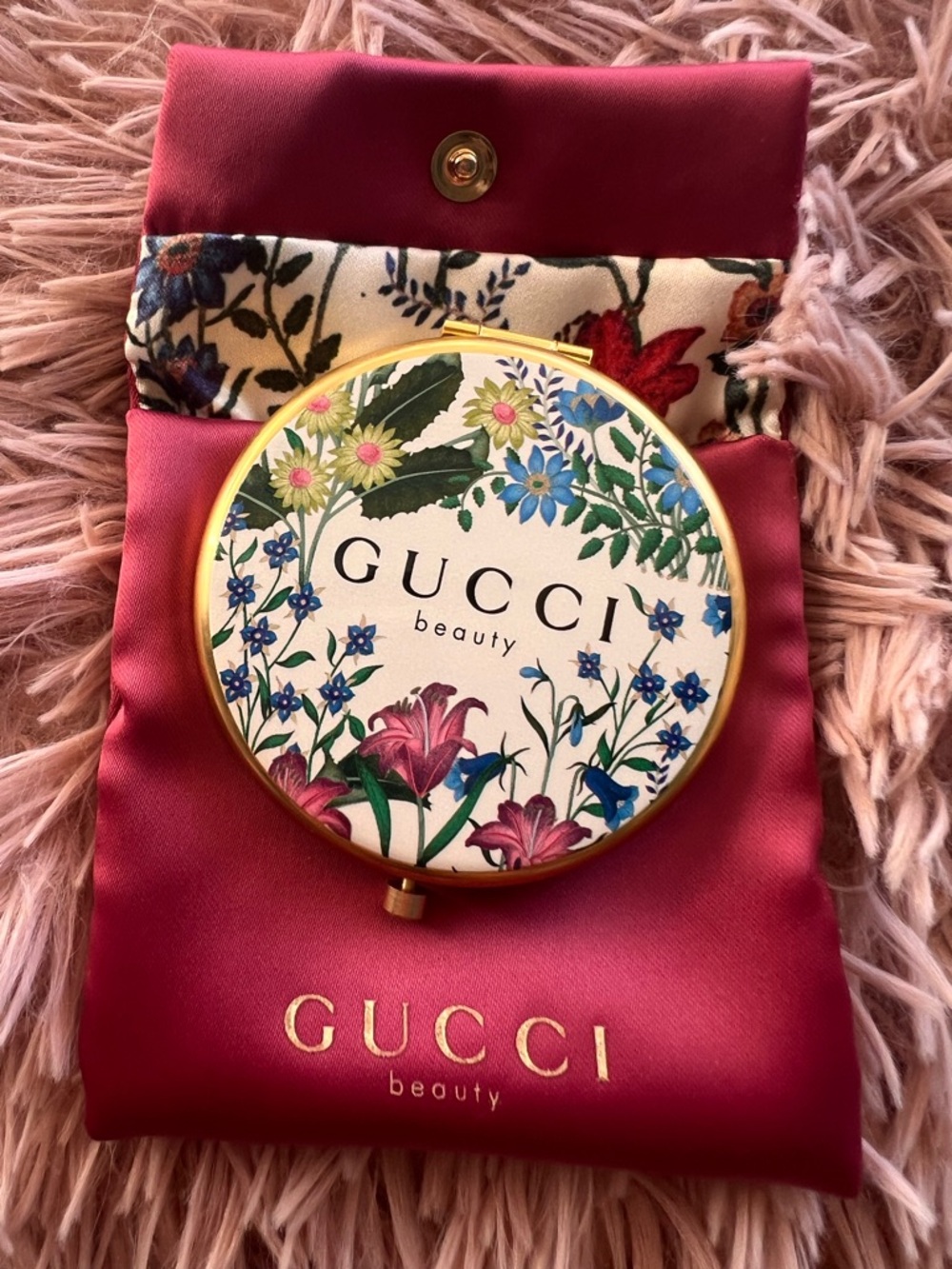 NIP GUCCI Beauty Floral Compact with Floral Pouch. - Picture 2 of 4